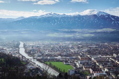 Innsbruck şehrinin manzarası, Inn nehrinin yanında, büyük bir dağ, Patscherkofel, arka planda.