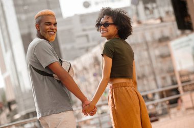 Sokakta mutlu, esmer tenli bir çift heyecanlı görünüyor.