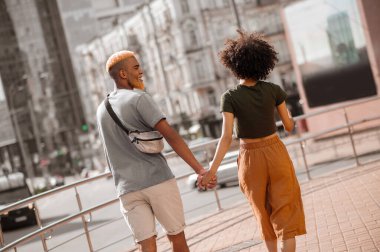 Sokakta romantik görünen bir adam ve bir kadın.