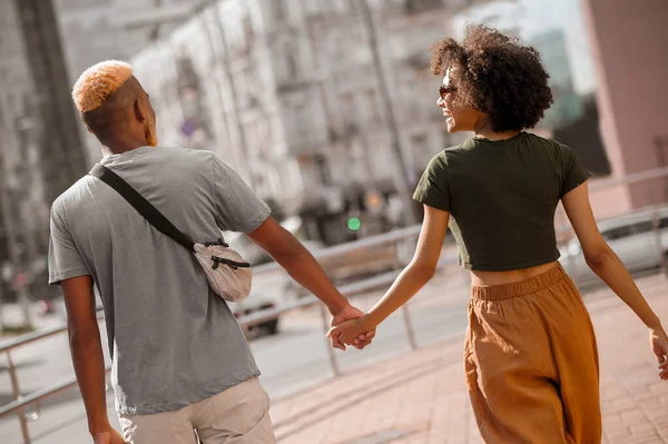 Sokakta romantik görünen bir adam ve bir kadın.