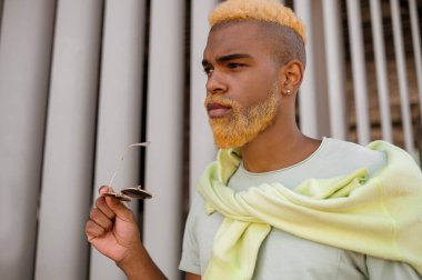 Kameraya poz veren esmer tenli bir manken.