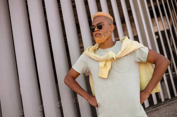 Un joven barbudo y extravagante con gafas de sol — Foto de Stock