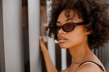 Koyu tenli hoş bir kadının vesikalığı.