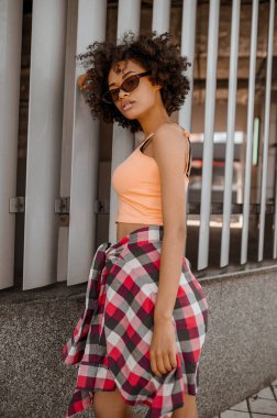 Genç, siyah tenli, kendine güvenen bir kadın.