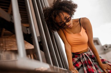 Şehrin sokaklarında kıvırcık saçlı, genç bir mulatta