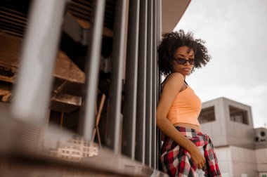 Şehrin sokaklarında kıvırcık saçlı, genç bir mulatta