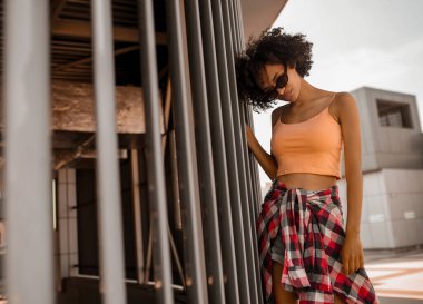 Şehrin sokaklarında kıvırcık saçlı, genç bir mulatta