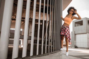 Turuncu tişörtlü hoş ve hoş bir genç bayan.