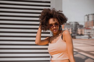 Turuncu tişörtlü hoş ve hoş bir genç bayan.