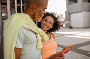 Akıllı telefonları olan sevimli bir çift kendilerini iyi hissediyorlar.