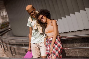 Koyu tenli genç çift günün tadını çıkarıyor.