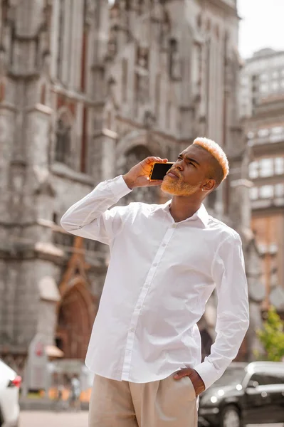 Stilig och elegant ung man med en smartphone — Stockfoto