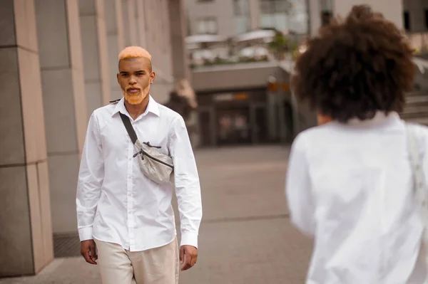 Dos jóvenes de blanco caminando por la calle — Foto de Stock