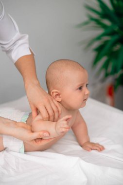 Tıbbi teste tabi tutulan sevimli, sakin bir bebek.