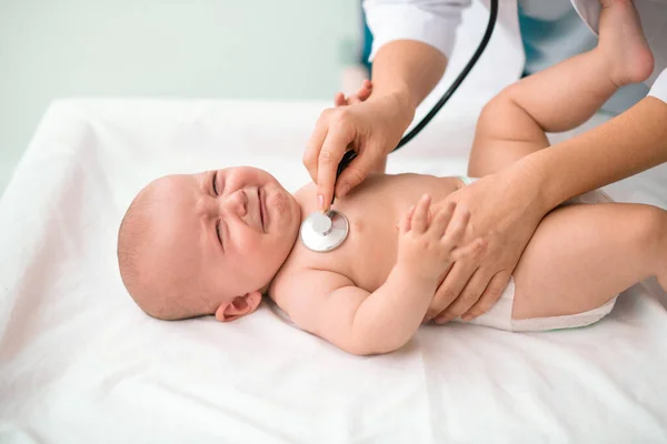 Słodkie noworodki rasy kaukaskiej poddawane badaniom lekarskim — Zdjęcie stockowe