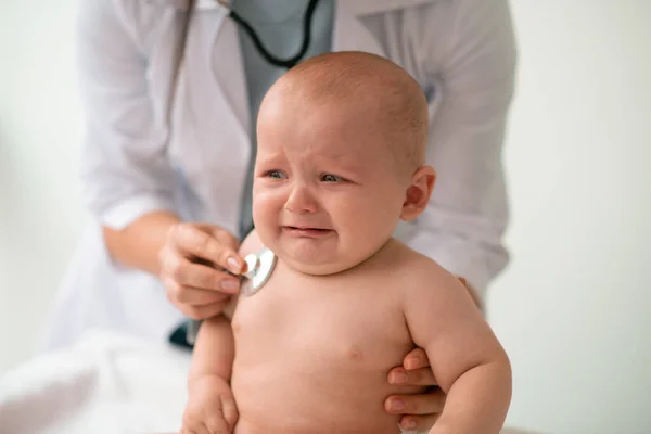 Płacząca mała pacjentka poddana implantacji klatki piersiowej — Zdjęcie stockowe
