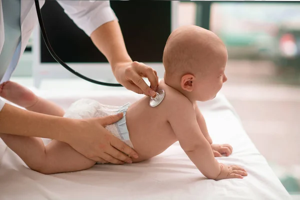 Pasgeboren blanke patiënt wordt onderzocht met een steriele stethoscoop — Stockfoto