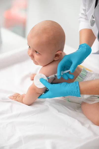 Baby krijgt een injectie in de bovenarm — Stockfoto