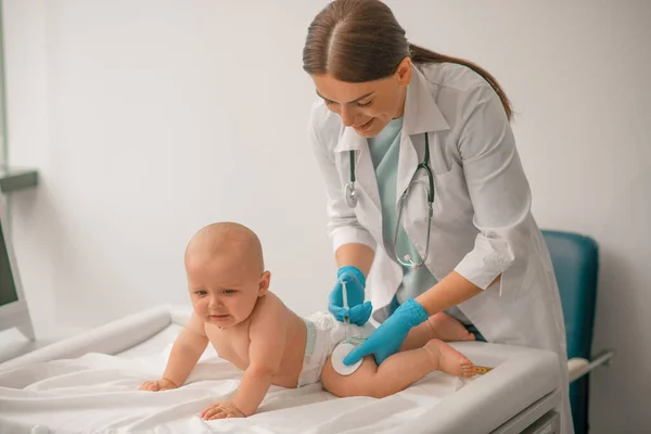 Χαμογελώντας επαγγελματίας υγειονομικής περίθαλψης ένεση ένα νεογέννητο μωρό — Φωτογραφία Αρχείου