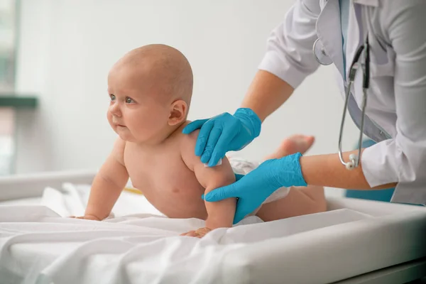 Tranquil schattige baby klaar voor een bovenarm injectie — Stockfoto