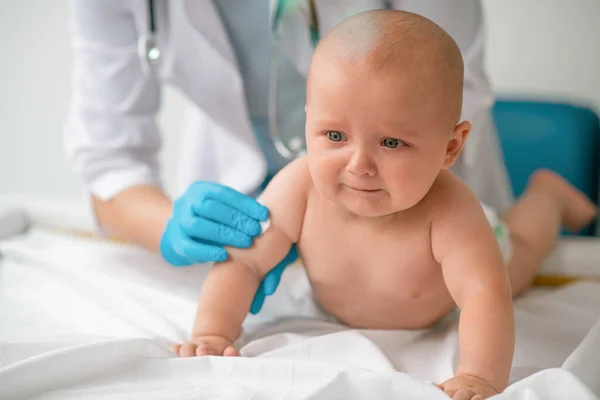 Bebê tranquilo sendo preparado para uma injeção — Fotografia de Stock