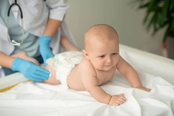 허벅지 주사를 맞을 준비가 되어 있는 아기 — 스톡 사진