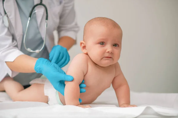 Pasgeborene onderzocht door een beroepsbeoefenaar in de gezondheidszorg — Stockfoto