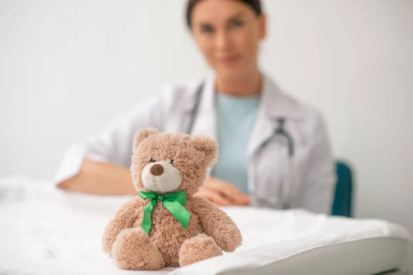 아기를 위로 하기 위해 소아과 의사 가사 용 한 부드러운 장난감 — 스톡 사진