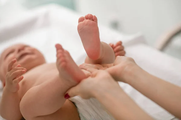 Kvinnlig läkare som utför neonatal neurologisk bedömning — Stockfoto