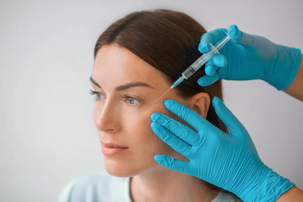 Une femme brune ayant des procédures de traitement de beauté à la cométologie — Photo