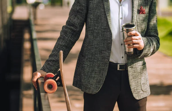 En närbild på en man med en flaska i handen — Stockfoto