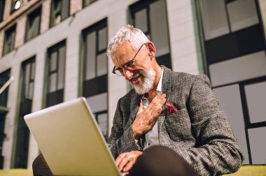 Dizüstü bilgisayarı olan bir iş adamı.