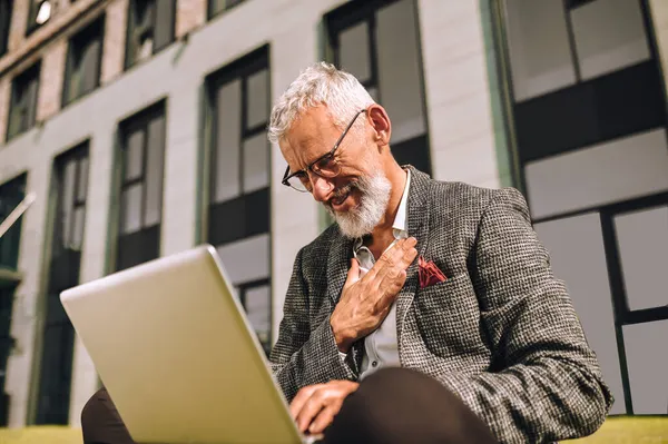 Dizüstü bilgisayarı olan bir iş adamı.