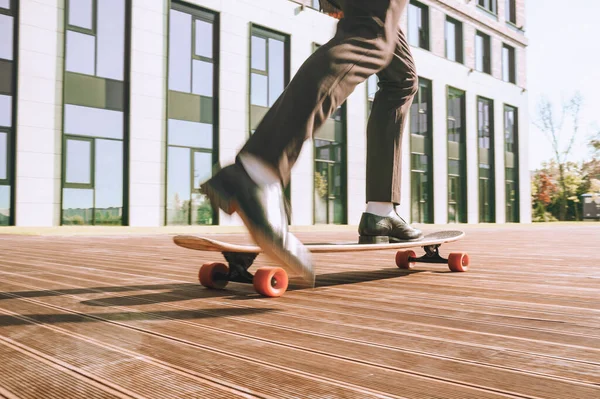 Närbild på hanarnas fötter på en skateboard — Stockfoto