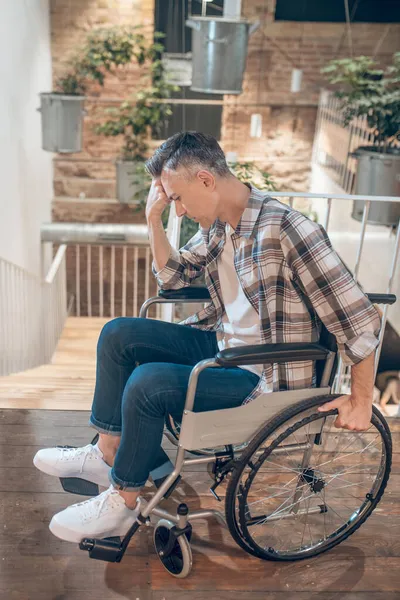 Άντρας σε αναπηρική καρέκλα απελπισμένος κοντά σε βήματα κάτω — Φωτογραφία Αρχείου