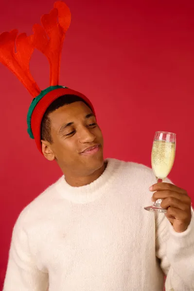 Usmívající se muž v sobím klobouku se sklenicí šampaňského — Stock fotografie