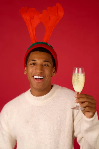 Usmívající se muž v sobím klobouku se sklenicí šampaňského — Stock fotografie