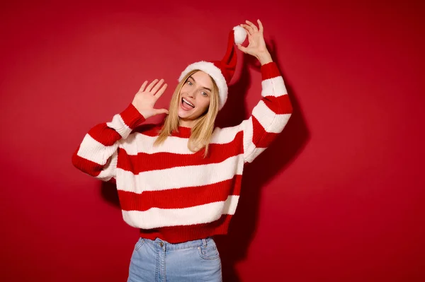 Uma jovem loira em uma roupa vermelha e branca — Fotografia de Stock