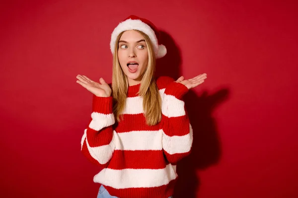 Dívka v pruhovaném svetru stojící na červeném pozadí — Stock fotografie