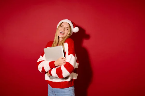 Dívka v Santa klobouku s laptopem — Stock fotografie
