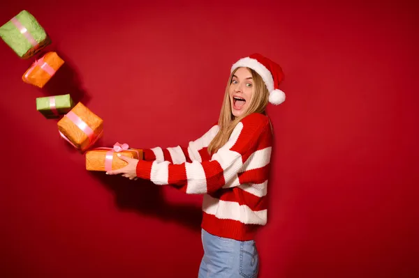 Dívka v sa červená santa klobouk s vánočními dárky — Stock fotografie