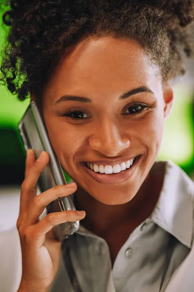 Linda sonriente mujer de piel oscura hablando por teléfono — Foto de Stock