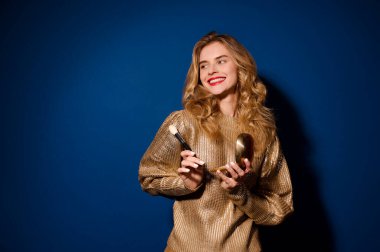 Fırça ve barutla yan yana bakan kız