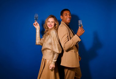 Kız ve erkek kameraya bakıyor.