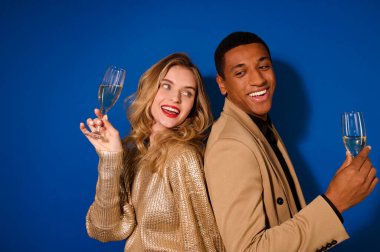 Sırt sırta verip duran adam ve adam.