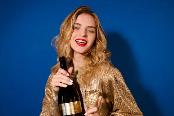 Menina com champanhe no humor brincalhão — Fotografia de Stock
