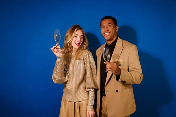Guy e menina com copos de champanhe — Fotografia de Stock