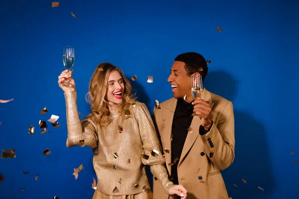 Cara e menina com champanhe olhando um para o outro — Fotografia de Stock