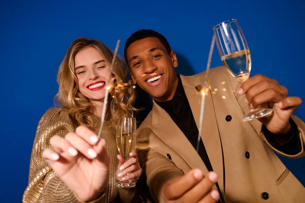 Guy e menina segurando copos de champanhe para câmera — Fotografia de Stock