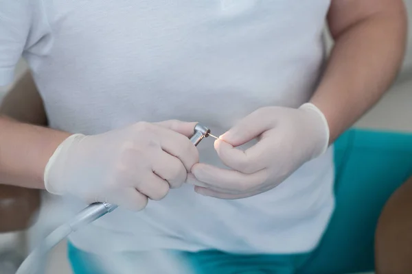 Close up picture of hands holdding dental equipment — Zdjęcie stockowe